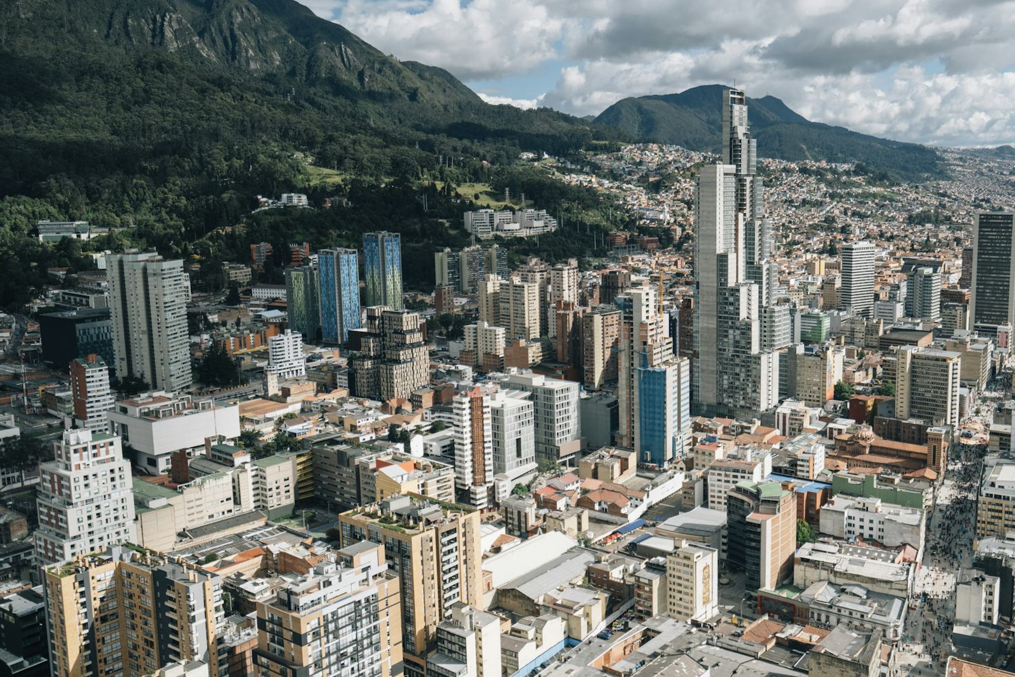 Vista de Bogotá con sus edificios y los cerros orientales al fondo